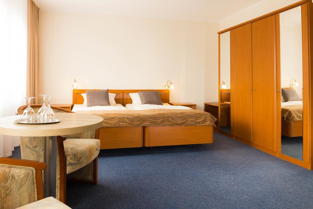 טוסנס Strand Hotel Nordsee, Hotel Deichlaeufer מראה חיצוני תמונה